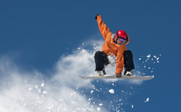 Storia dello snowboard: dai garage alle Olimpiadi 16 0 Snowboarder in salto